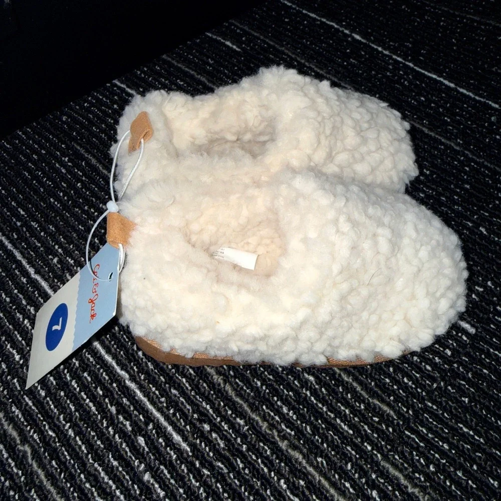 Cat & Jack Georgia Slippers Kids Size 7 Beige New Faux Shearling
